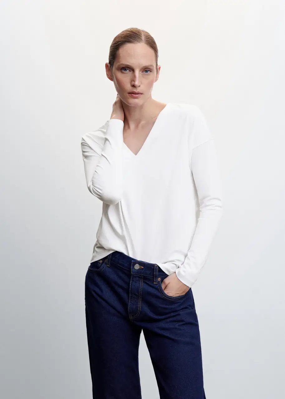NUEVA CON ETIQUETA! Remera manga larga blanca con cuello en V, OVERSIZE.  ideal para un look casual y versátil. Perfecta para combinar con jeans o pantalones de vestir.