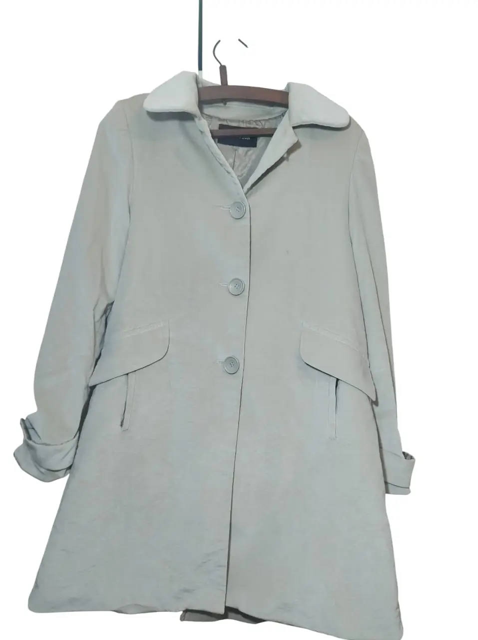 Tapado de mujer color crudo, con botones y bolsillos. Usado. tiene una pequeña mancha que se puede ver en la 2da foto. Ideal para un look elegante y versátil.