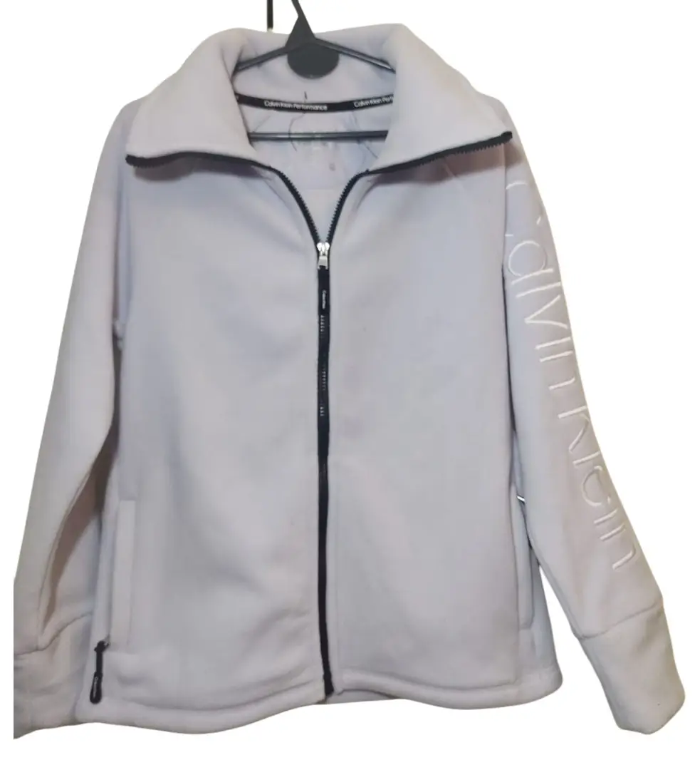 NUEVA! Campera Calvin Klein Performance para mujer. Color Lavanda/Lila, con el logo de la marca blrdado en la manga. Talle S, pero es amplio, más bien para un M. Cuello alto. Abrigada.
