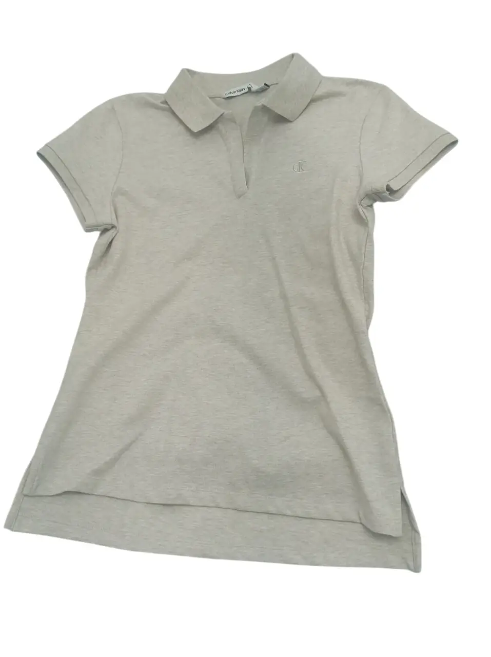 NUEVA! Remera de mujer Calvin Klein Jeans, de color gris claro/beige, con cuello polo y logo bordado. Ideal para un look casual y cómodo. Es talle XS, pero no es chica, para un S va perfecto. 