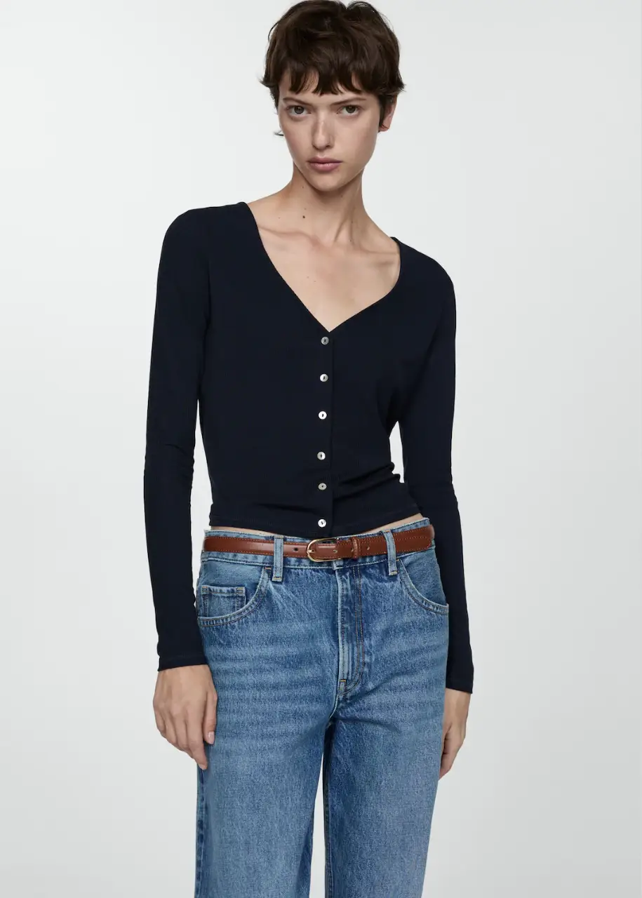 NUEVO CON ETIQUETA!!! Camiseta de punto con botones marca Mango. Cómo Azul Marino. negro de punto con botones. Ideal para un look casual y versátil.
