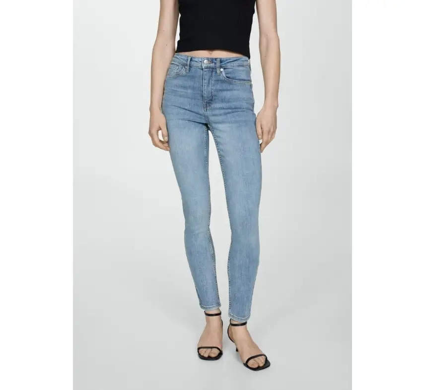 NUEVO CON ETIQUETA! Jeans de mujer tiro alto, modelo skinny, color azul medio. Talle 38. Cintura 70 cm. Cadera 98 cm. Un clásico que no puede faltar en tu guardarropa. Marca Mango. 