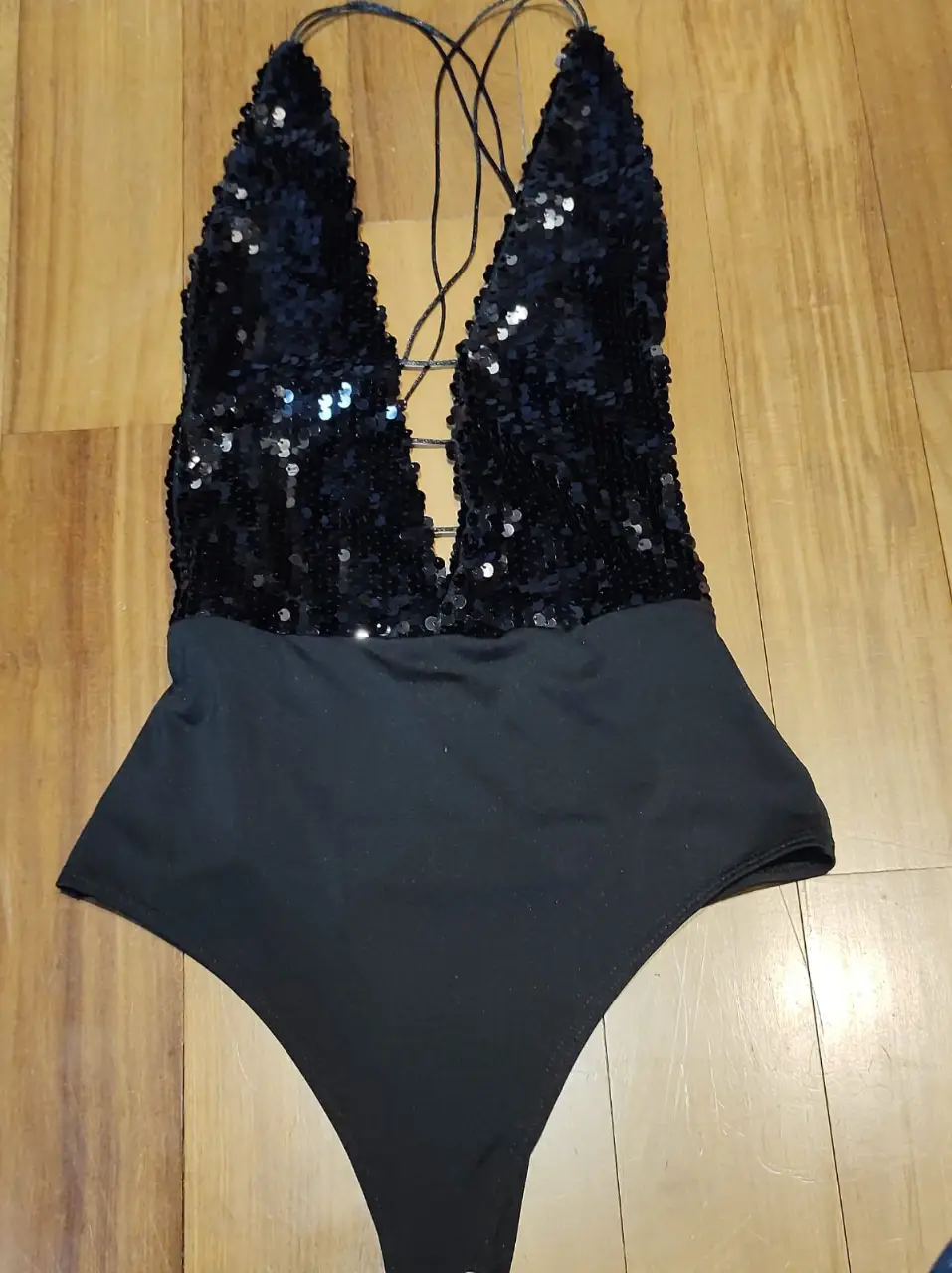 Body enterizo negro con lentejuelas en la parte superior. Ideal para salir de noche. Diseño con escote pronunciado y tiras ajustables.