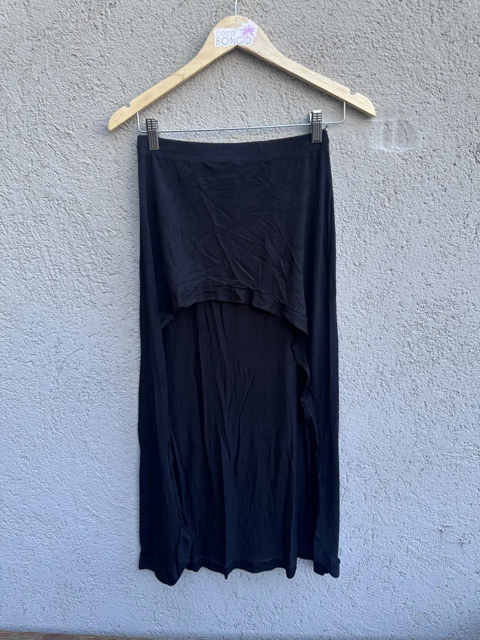 Pollera larga negra, con corte asimétrico y tajo lateral.