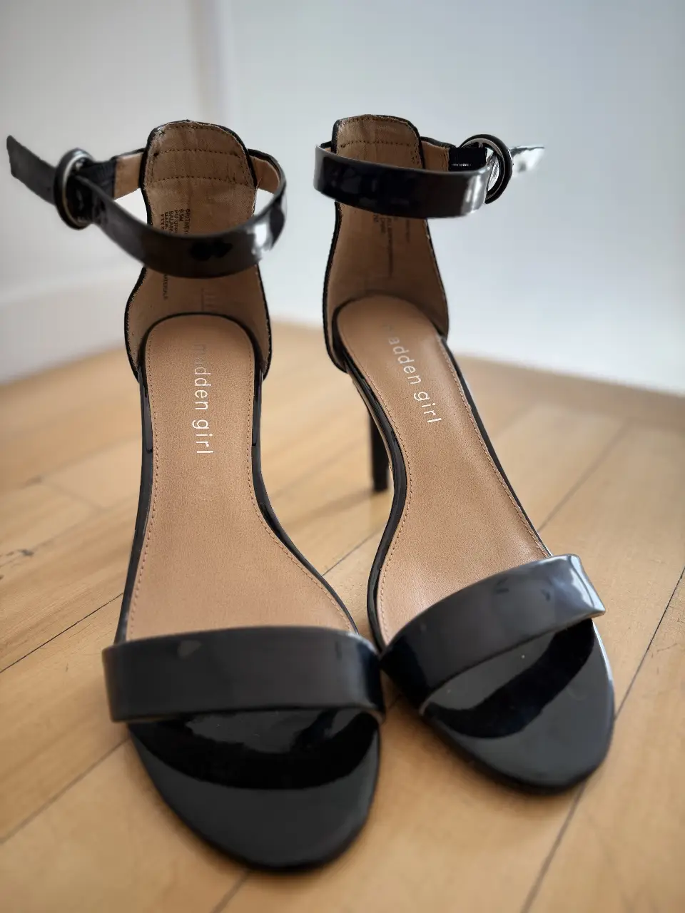 Sandalias de taco alto negras de charol, con pulsera en el tobillo. Marca Madden Girl. Talle 6.5 US.
