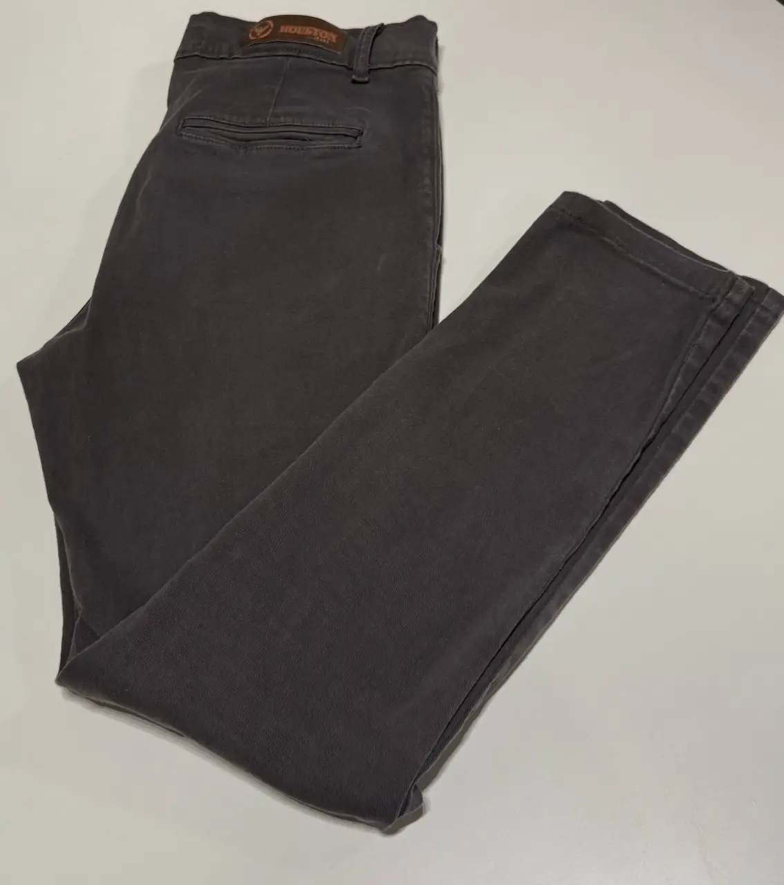 Pantalón chino negro con expandex, ideal para un look casual y versátil. Cuenta con un diseño clásico y atemporal, con bolsillos laterales y traseros. Largo: 88 cm. Cintura: 76 cm. 