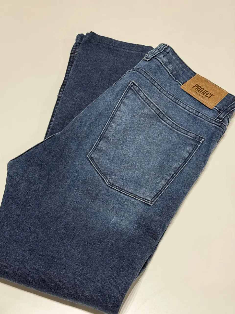 Jeans elastizado de hombre, color azul, marca Project. Talle 30. 72 cm de cintura y 92 cm de largo