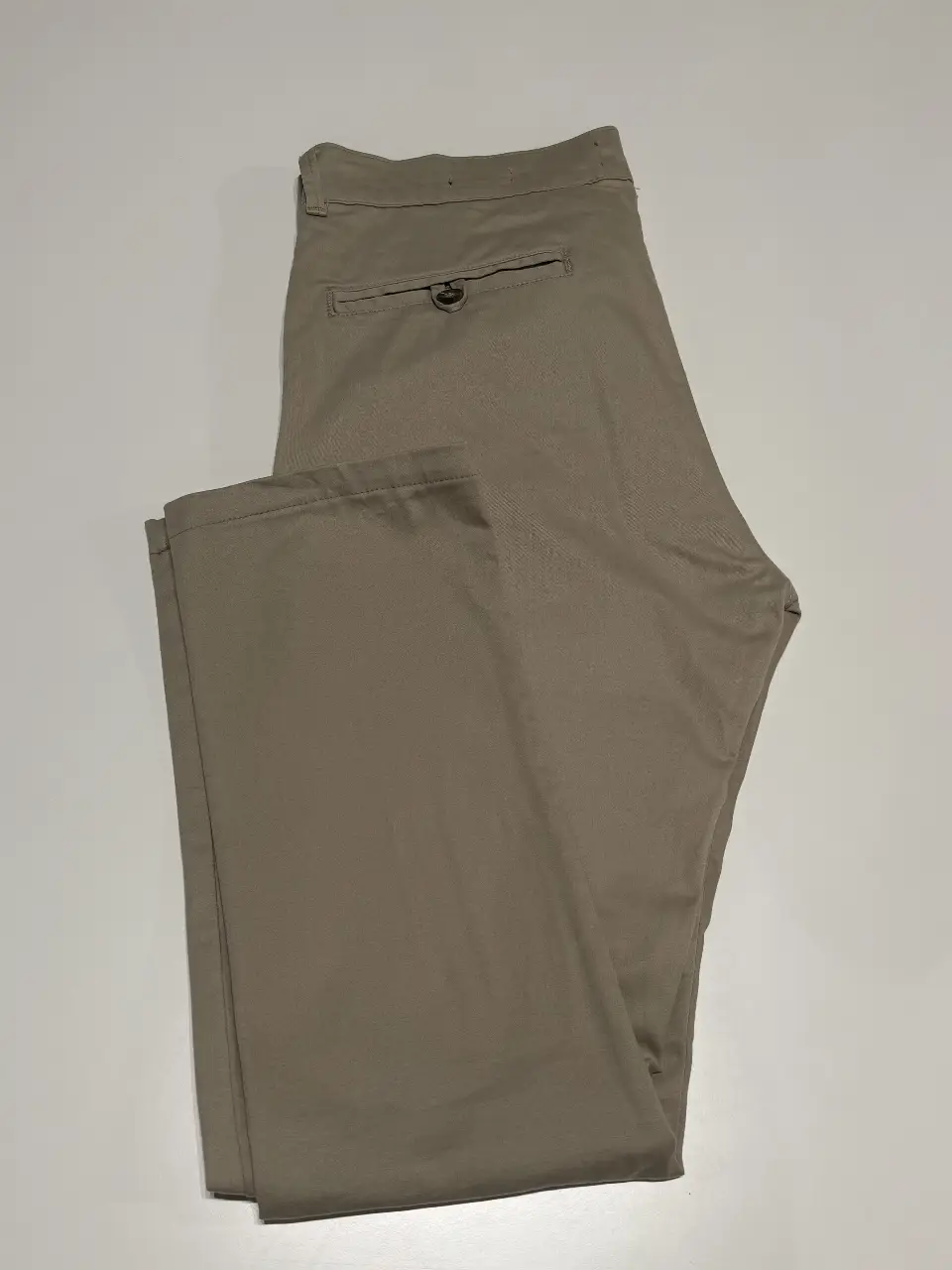 Pantalón chino color khaki / marrón claro para hombre, corte recto, talle 40. Marca Kevingston. Ideal para un look casual o de trabajo. Cintura: 80 cm. Largo: 97 cm.
