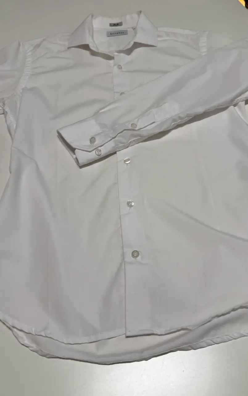 Camisa blanca de hombre, manga larga, con cuello italiano y botones. Ideal para un look formal o casual. Largo: 68. Sisa: 51 cm (contorno: 102 cm). es talle 38 equivalente a un S.