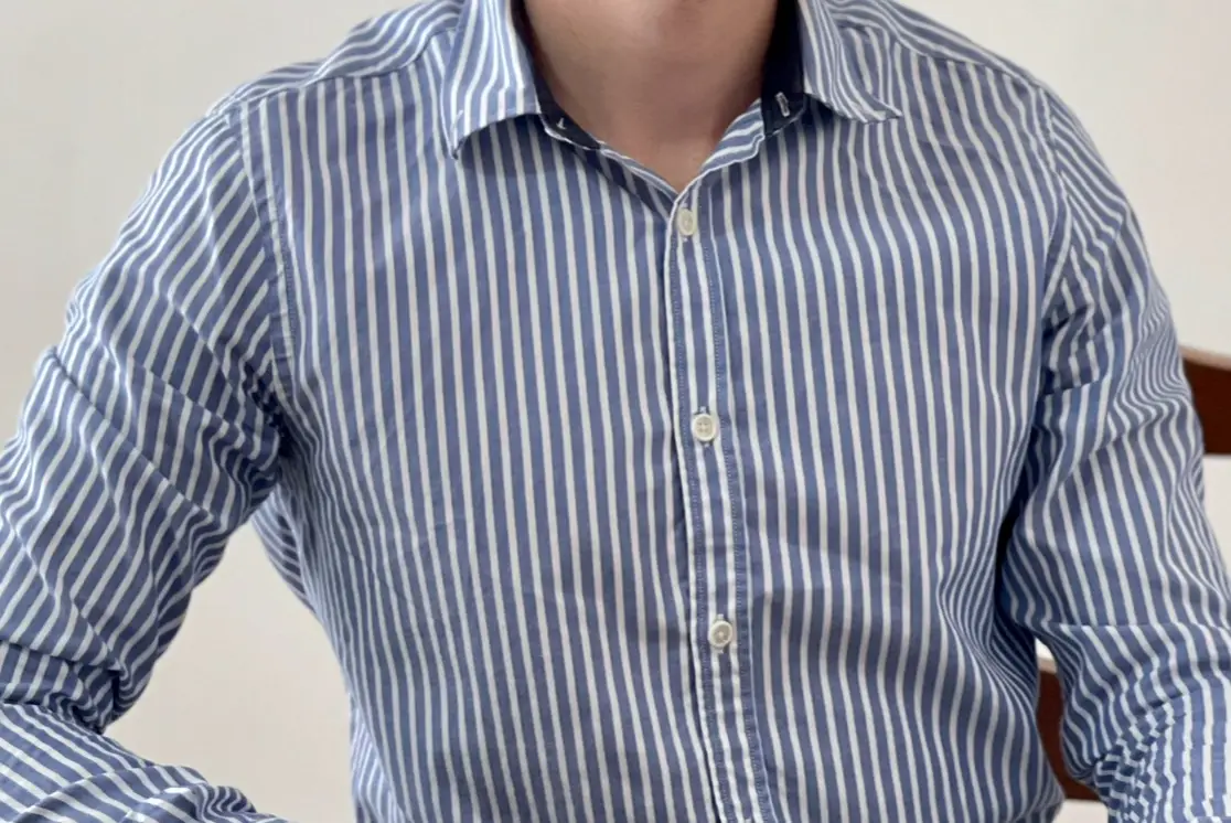 Camisa a rayas verticales celeste/azul y blanca de hombre, manga larga, con cuello clásico y botones marca Zara. Corte: relaxed fit. Ideal para un look casual o semi formal. Medidas: 36 cm sisa a sisa (72 cm contorno). Largo: 72 cm.