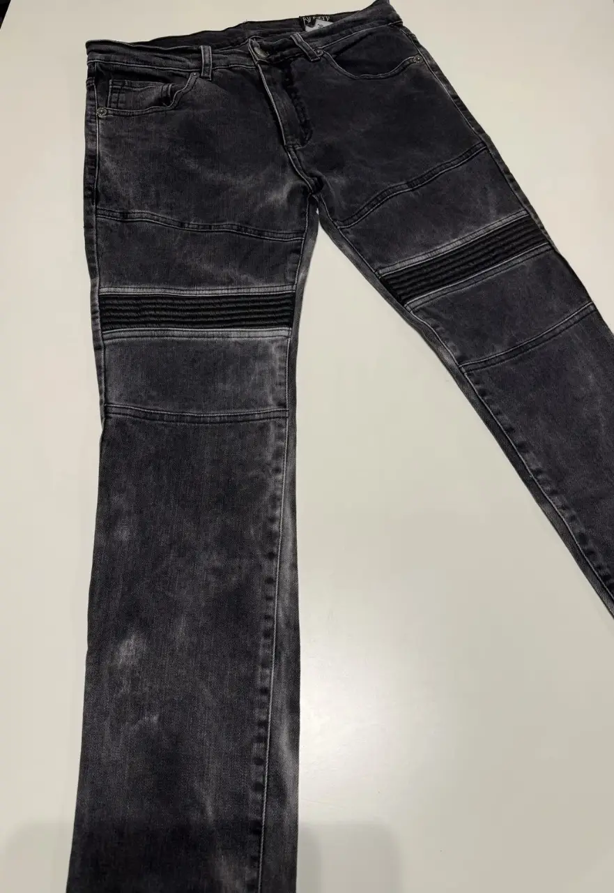 Jeans de hombre color negro con detalles en gris oscuro. Talle 38. Marca BY DEEP. Cintura: 76 cm. Largo: 95 cm.