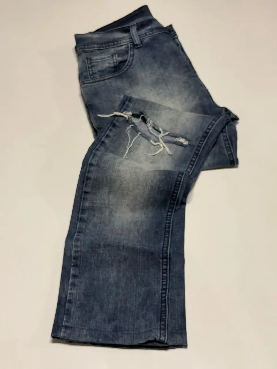 Jeans de hombre, azul gastado con roturas en la rodilla. Talle 32, corte slim fit. Marca Batuk Jeans. Cintura: 76 cm. Largo: 96 cm.