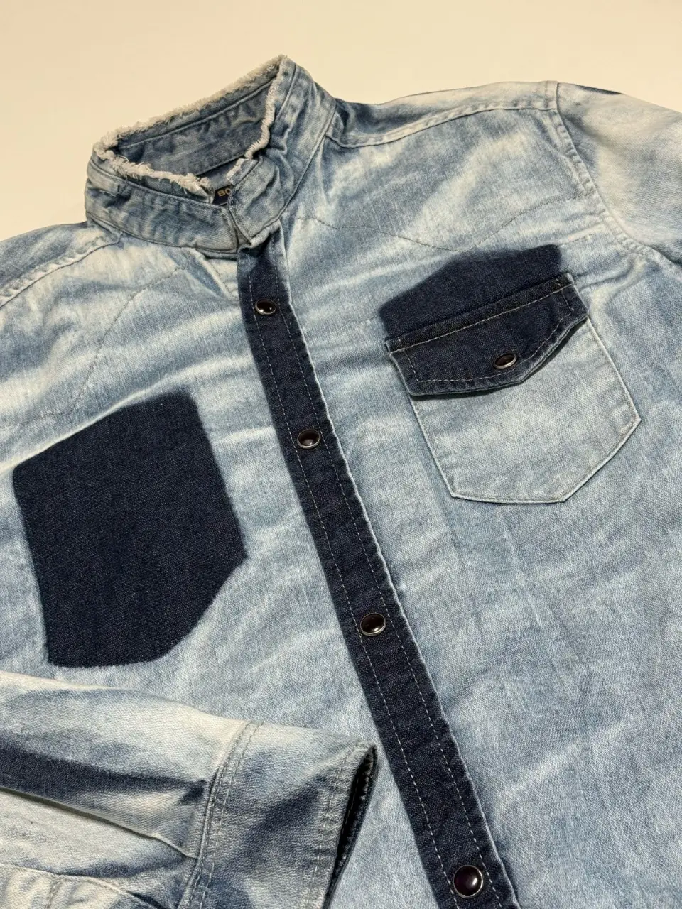 Camisa de jean con detalles en azul marino. Posee dos bolsillos delanteros y un cuello mao. Ideal para un look casual y canchero. Talle 38 equivalente a un S. Largo: 65. Sisa: 45 cm (contorno: 90 cm)