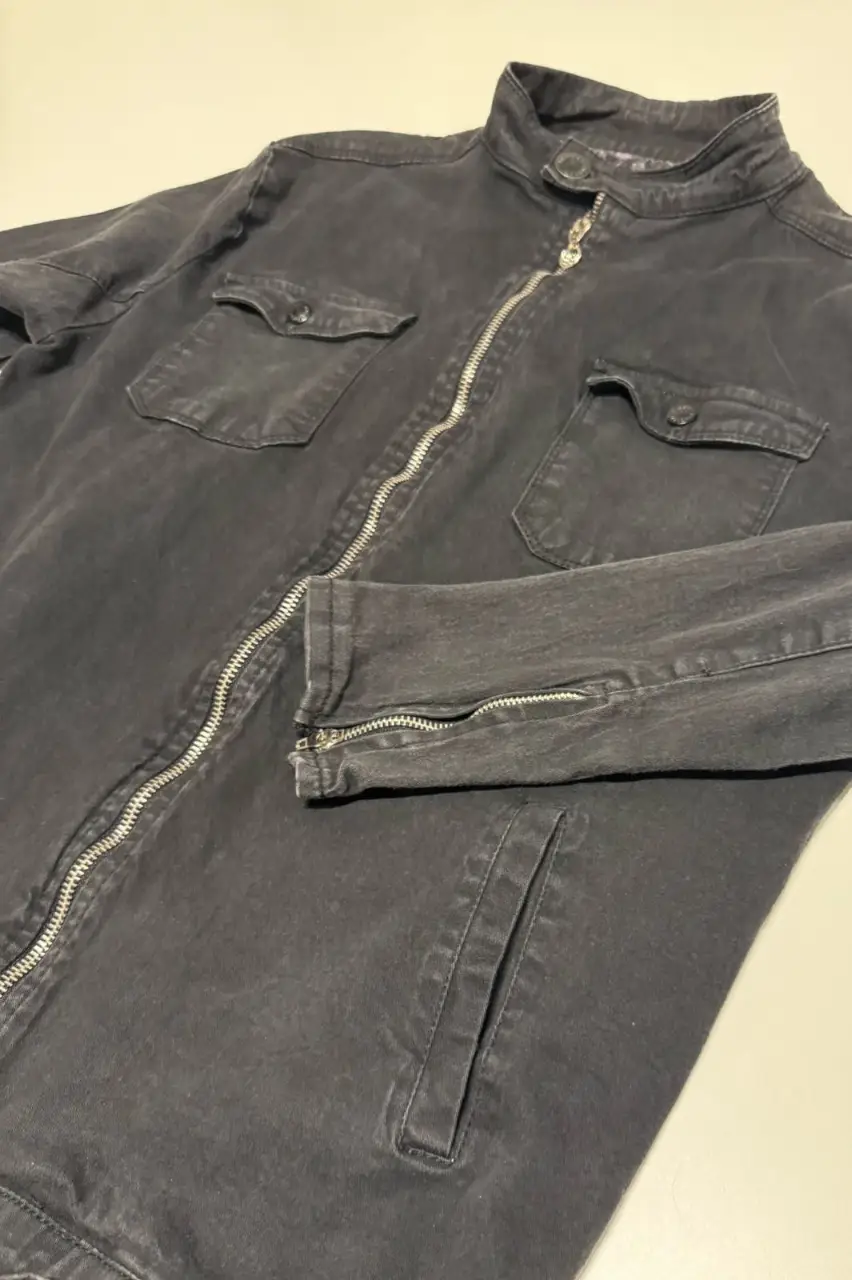 Campera biker gastada de jean negra con cierre y bolsillos. Talle M. Largo: 60 cm. Sisa 49 cm (contorno 98 cm)