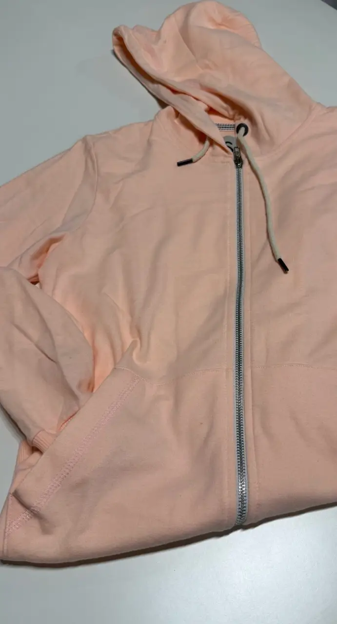 Campera con capucha marca El Don, de color rosa, ideal para un look casual y cómodo. Confeccionado en un tejido suave y agradable al tacto, perfecto para el día a día. Largo: 94. Sisa: 44 cm (contorno: 98 cm)