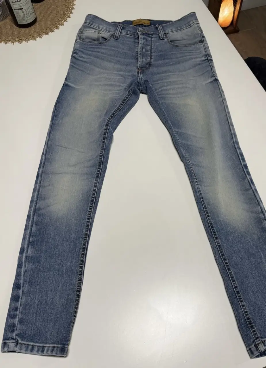 Jean recto elastizado de hombre, color azul gastado. Tienen un diseño clásico de cinco bolsillos. Ideal para un look casual y versátil. Cintura: 74 cm. Largo: 98 cm.
