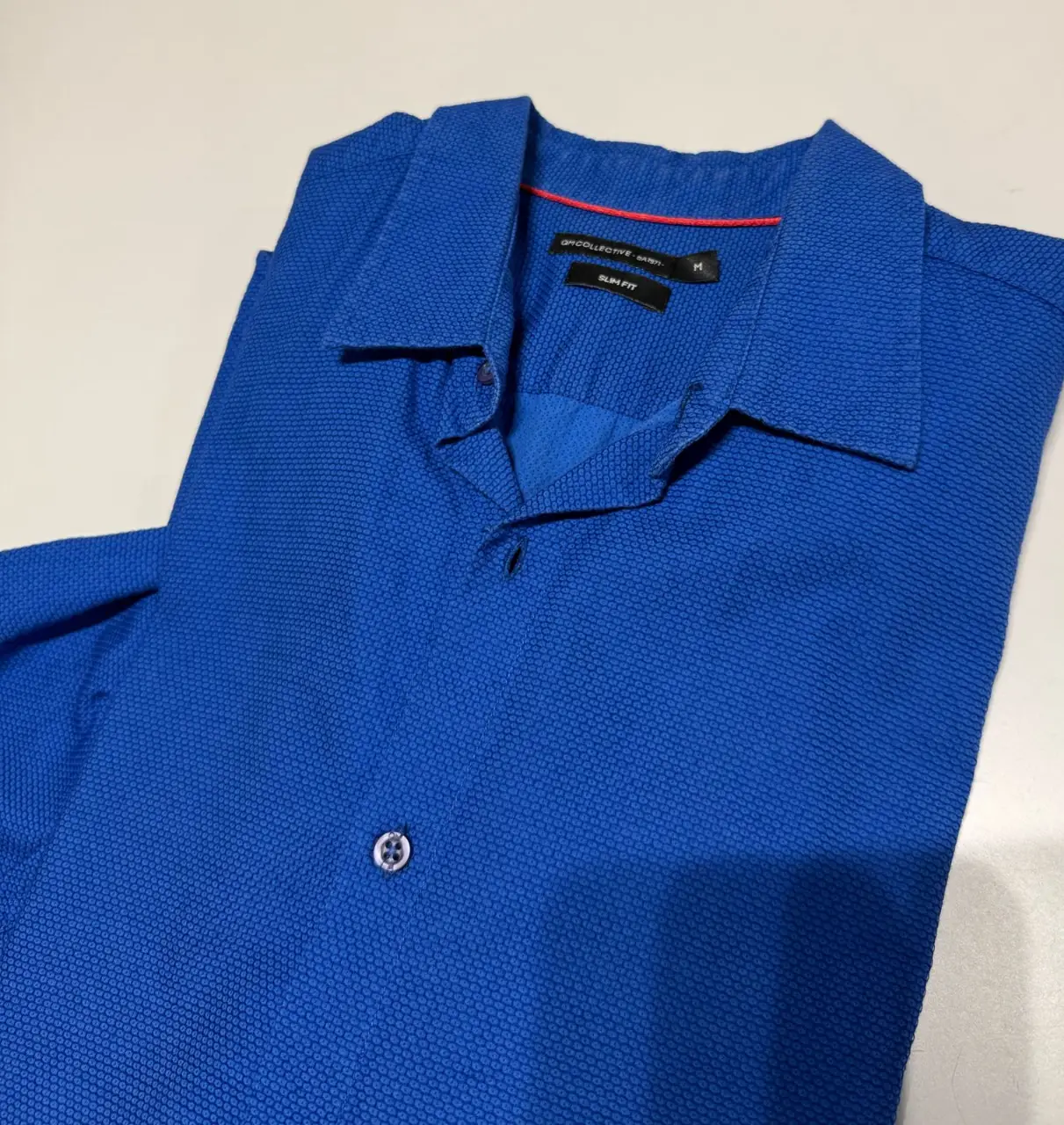 Camisa QM Collective azul, slim fit, con textura. Ideal para un look casual o semi formal. Largo: 72 cm. Sisa 49 cm (contorno 98 cm)