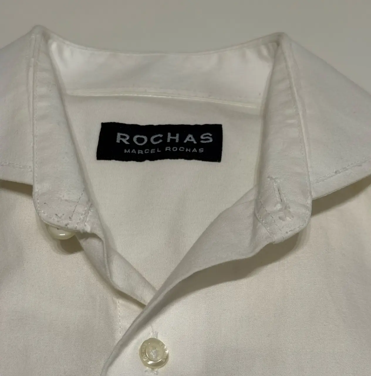 Camisa blanca de hombre de la marca Rochas, con cuello clásico y botones. Ideal para un look casual o formal. Largo: 64. Sisa: 51 cm (contorno: 102 cm)