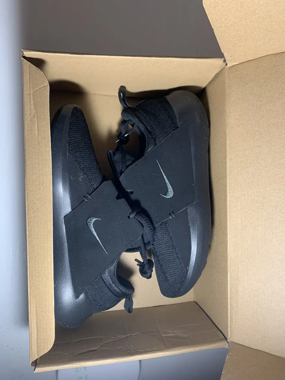 Zapatillas Nike negras, ideales para uso diario o actividades deportivas. Diseño moderno y cómodo.