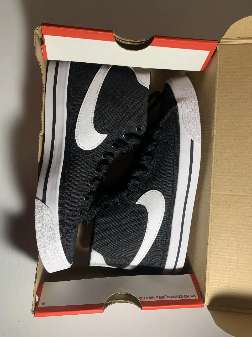 Zapatillas Nike Court Legacy Mid negras con el logo blanco. Ideales para un look casual y urbano.