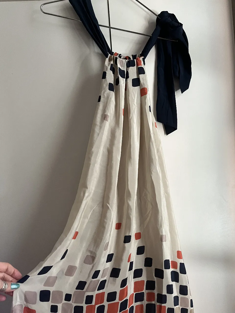 Vestido Mango de seda largo estampado con tiras(forrado) Diseño de cuadrados en tonos tierra, azul marino y blanco. Ideal para un look veraniego y chic.