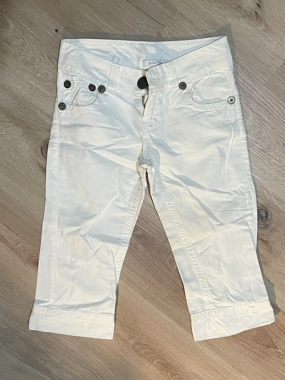 Pantalón pescador de gabardina blanco de la marca Zara TRF, con detalles de botones y bolsillos. Talle 38.