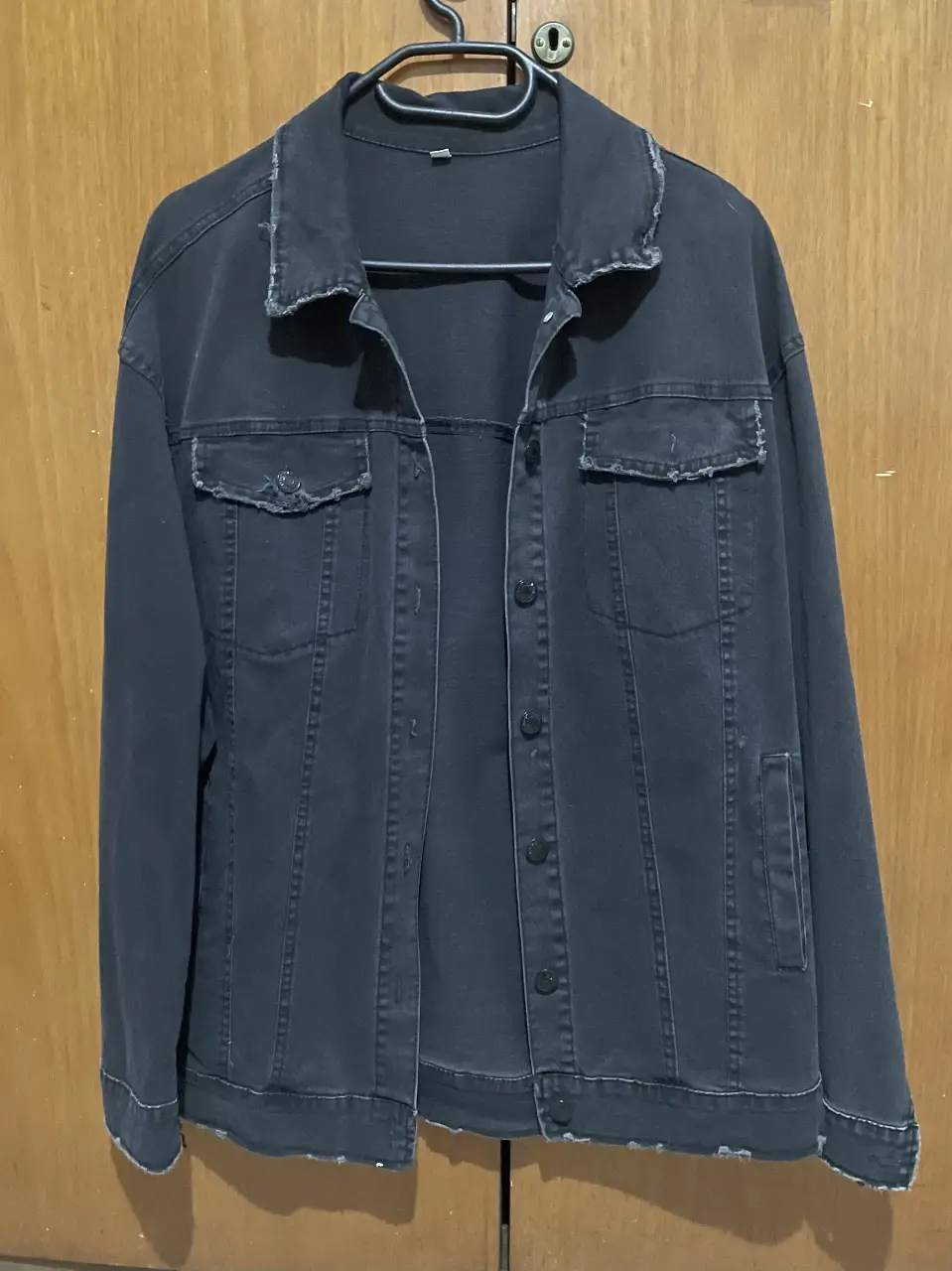 Campera de jean negra, ideal para un look casual y canchero por sus terminaciones y su color tirando a un desgastado. Confeccionada en jean liviano, esta campera es perfecta para usar en cualquier ocasión. Su diseño clásico y versátil la convierte en un básico imprescindible en tu guardarropa.