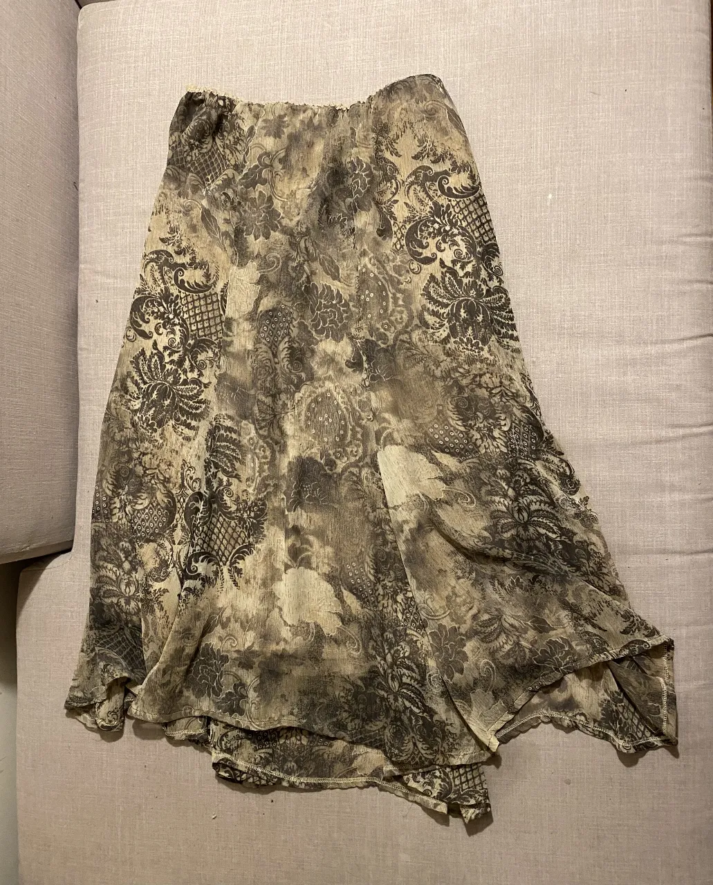 Pollera vaporosa con estampado floral y detalles en negro. Ideal para un look bohemio y fresco. Perfecta para combinar con remeras básicas o tops.