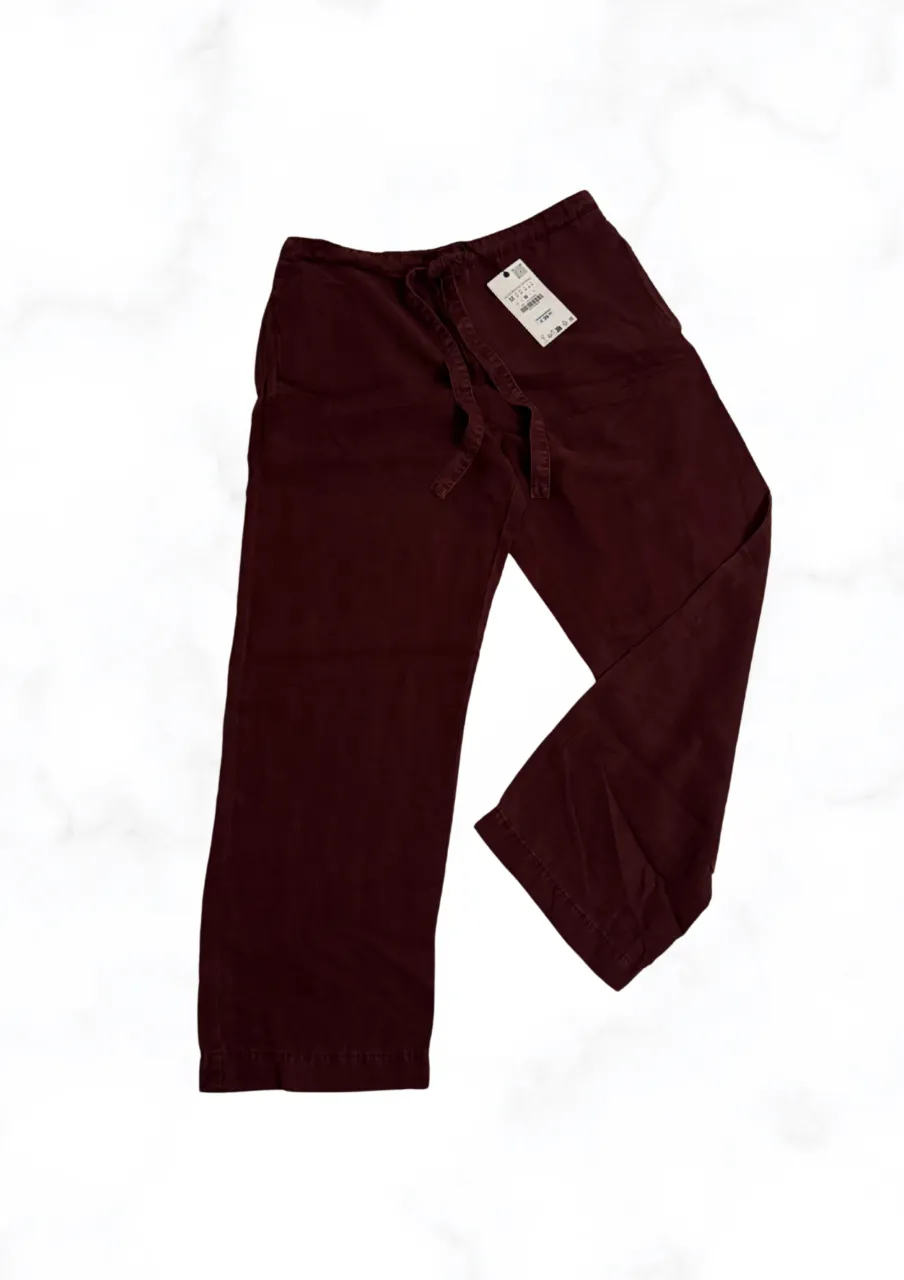 Pantalón bordo de Zara con cordón ajustable en la cintura. De lino y lynocell, talle M, pero estira hasta un L.