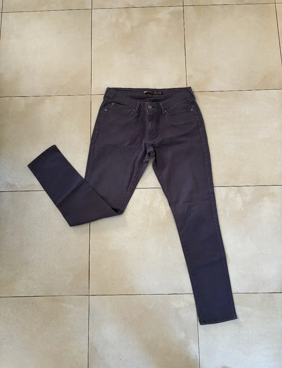 Jeans rectos de color violeta oscuro, ideales para un look casual y versátil. 