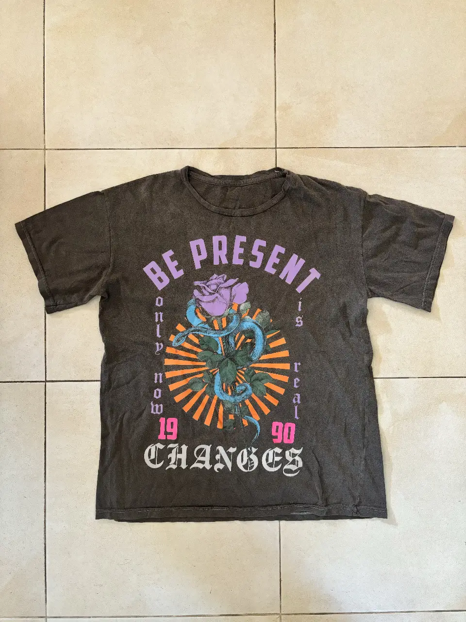 Remera de mujer con estampado "Be present" con diseño de rosa y serpiente. Estilo vintage.