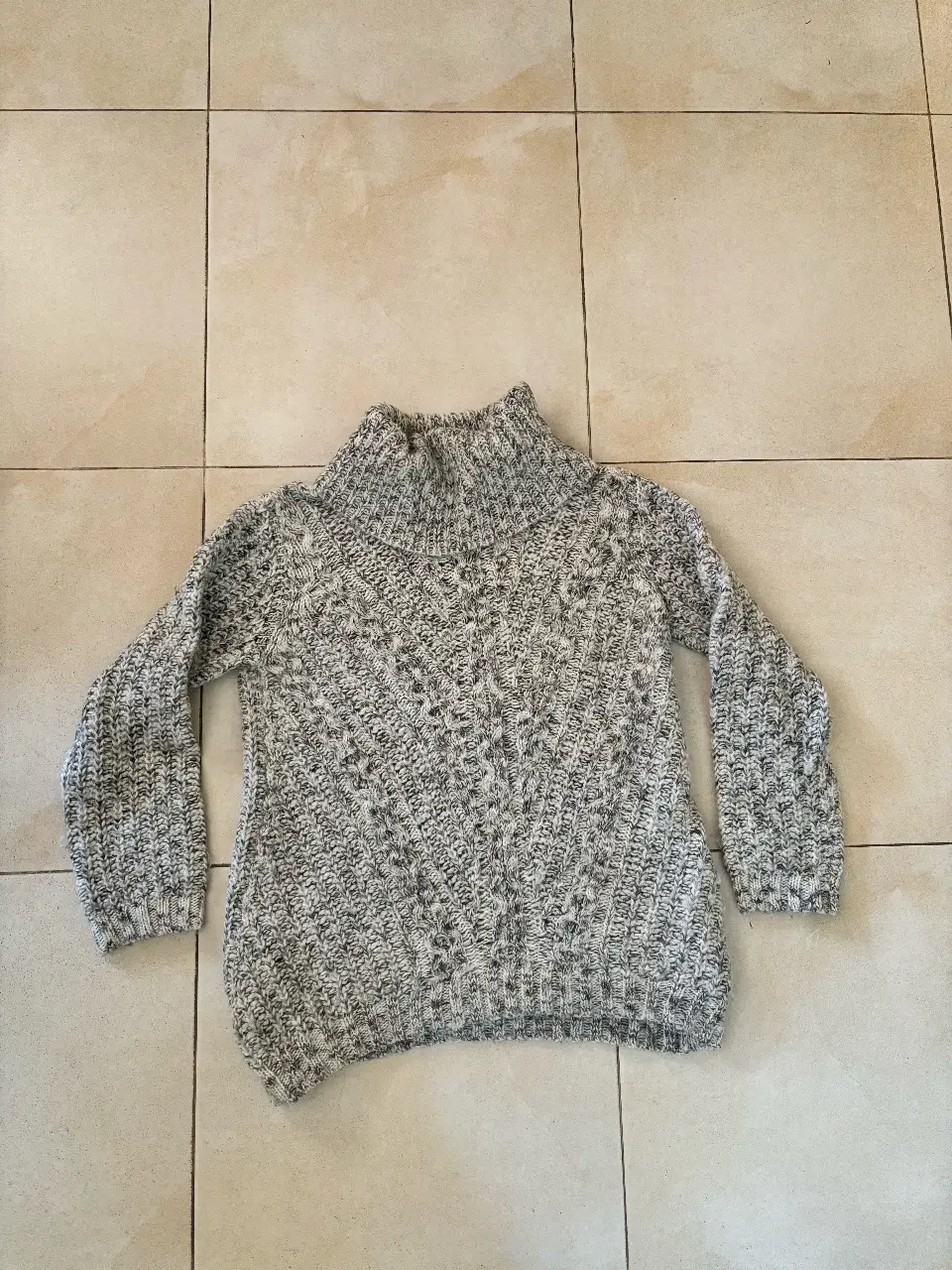 Sweater de cuello alto tejido en punto con diseño jaspeado. Ideal para el invierno, cómodo y abrigado.