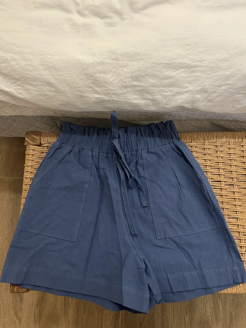 Shorts de morley azul con cintura elastizada y cordón para ajustar. Tienen bolsillos amplios y un corte cómodo, ideales para el día a día o para estar en casa. Un básico súper canchero y versátil.