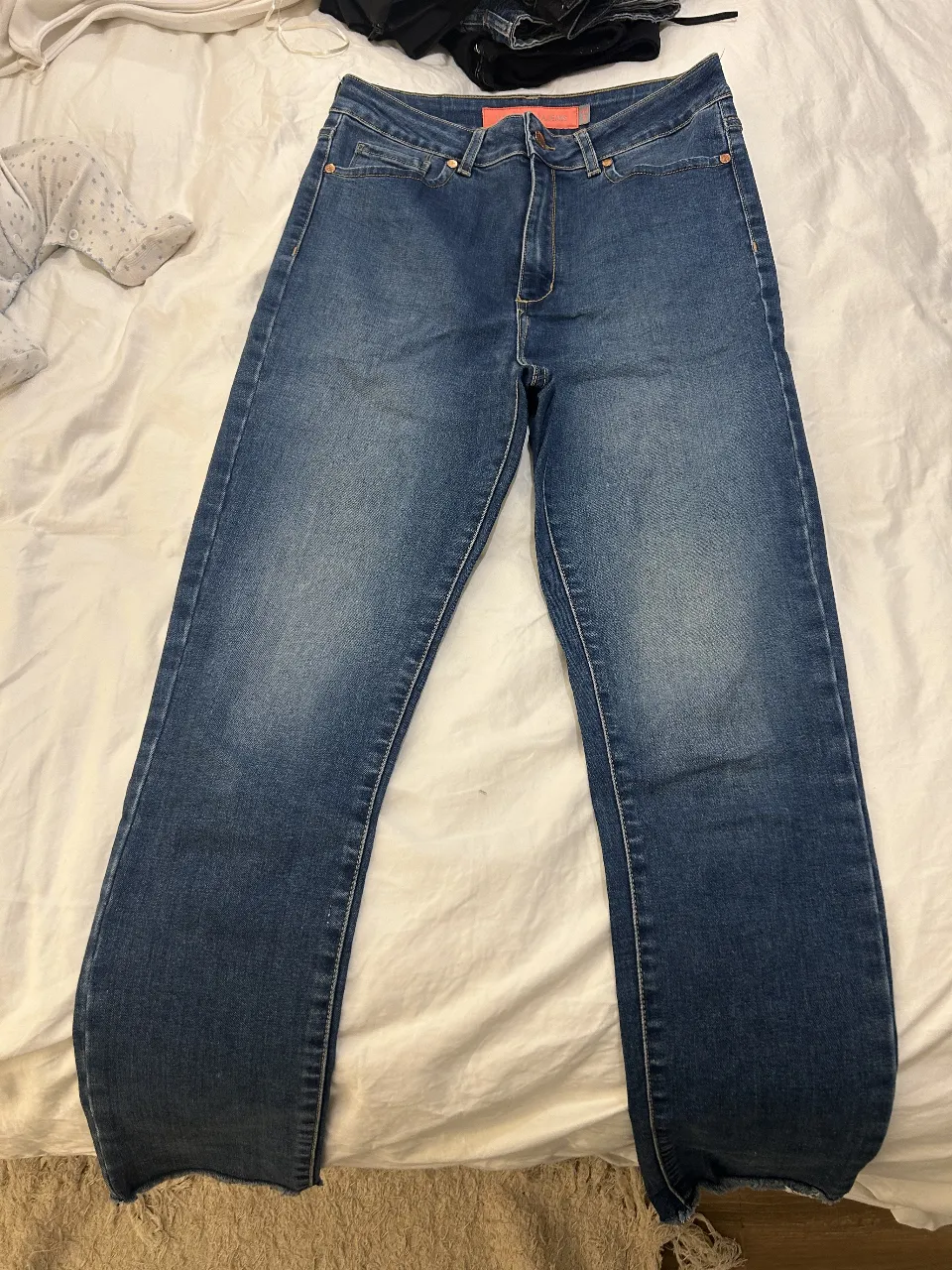 Jeans tiro alto, corte recto y con roturas desflecadas en los bajos. Un básico moderno para tu día a día, súper cómodos y con un estilo canchero.