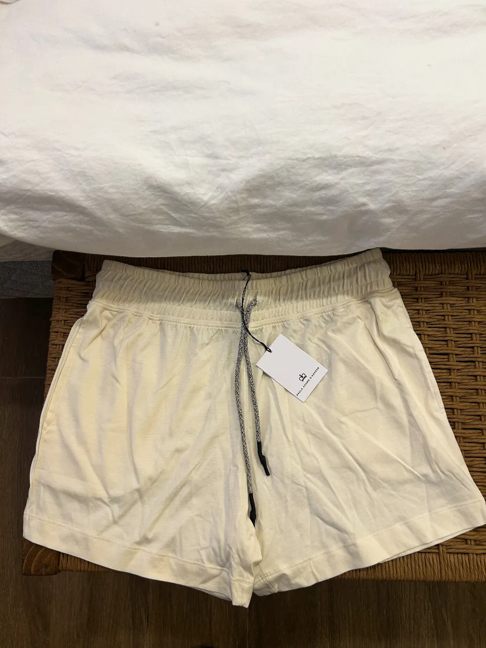 Shorts de algodón color crudo, tiro alto, con cordón ajustable en la cintura y bolsillos. Ideales para un look cómodo y canchero.