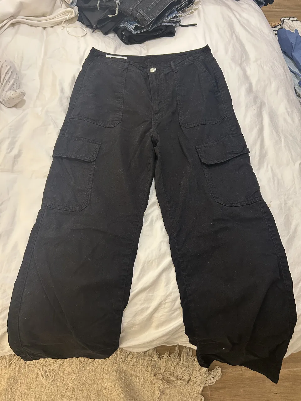 Pantalón cargo negro tiro alto, súper ancho y cómodo. Ideal para un look urbano y canchero.