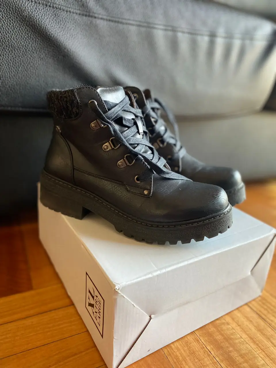 Borcegos  negros de cuero sintético con detalles de tejido en el cuello, interior con tipo peluchito super abrigados. Tienen cordones y suela gruesa. Un solo uso, talle 40