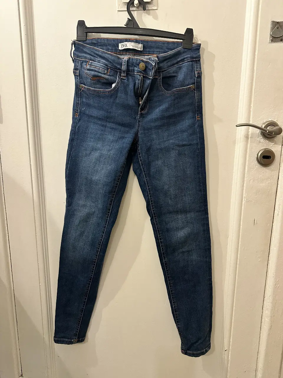 Jeans de mujer, tiro medio, color azul oscuro. Marca Zara, talle 36. Corte recto, ideal para un look casual y versátil.