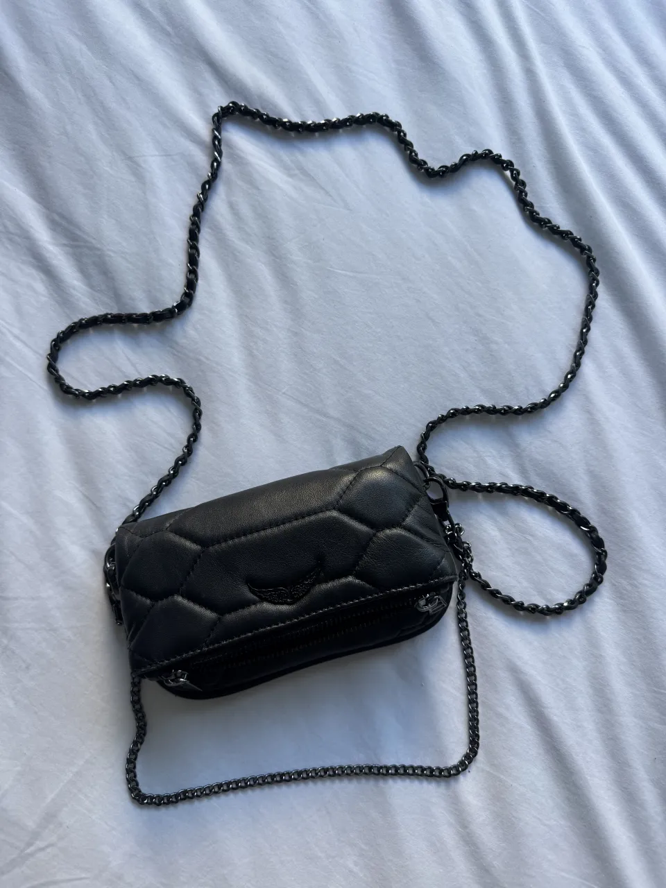 Cartera ZADIG & VOLTAIRE Original negra con cadena, acolchada con diseño geométrico y cierre. 