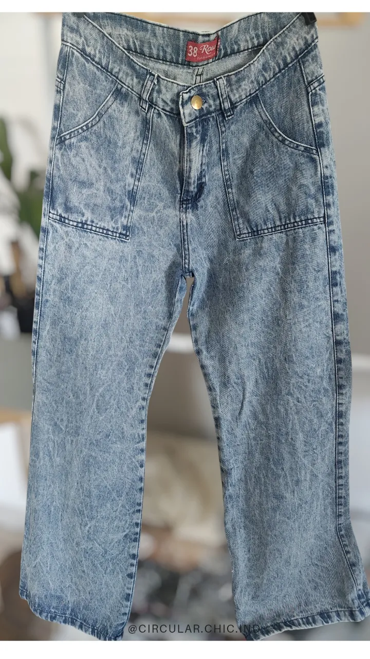 Jeans tiro alto con lavado 'acid wash' y bolsillos cargo. Un básico moderno para tu día a día. Talle 38 