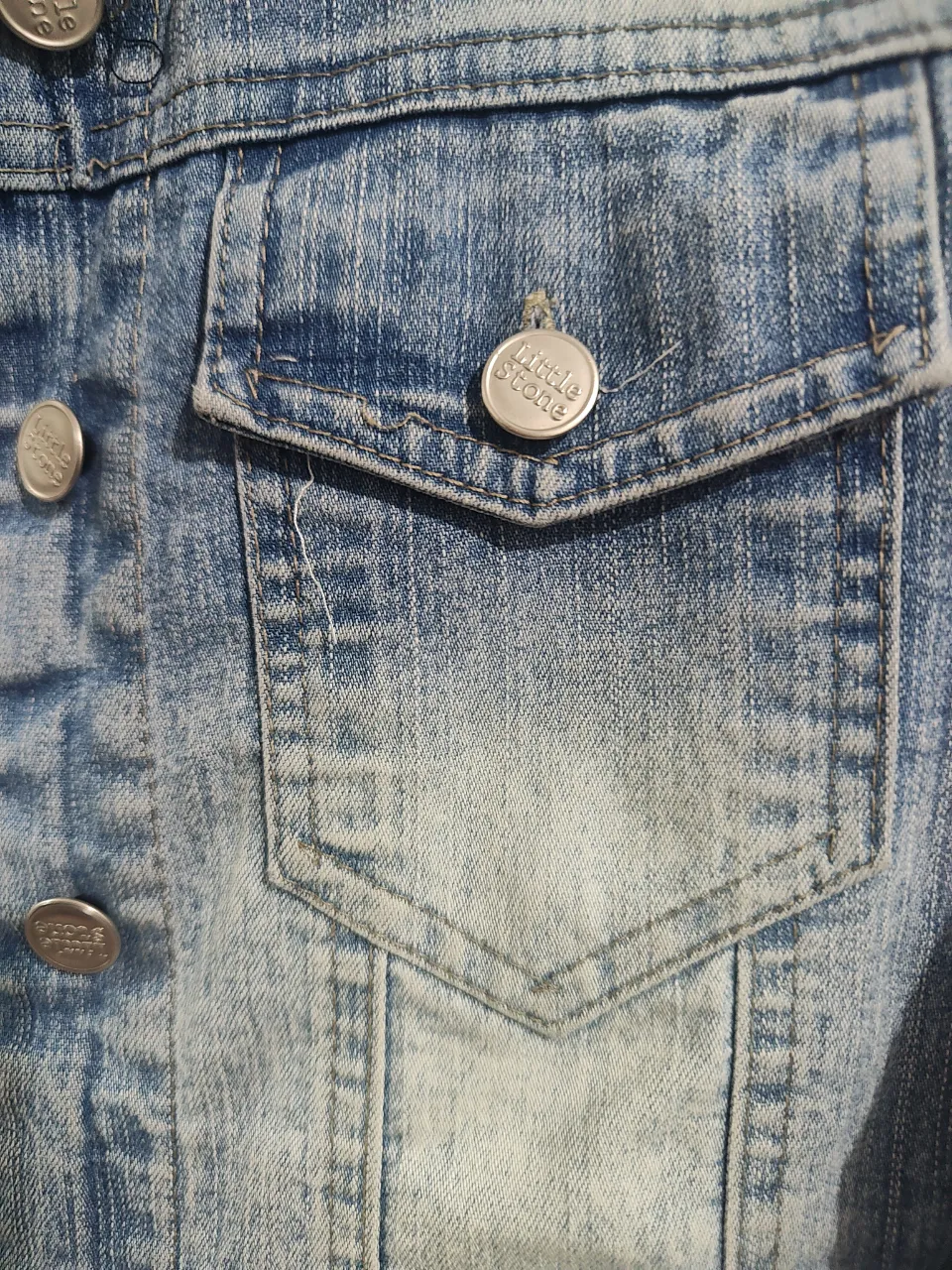 Campera de jean clásica, talle 40. ideal para un look casual y canchero. Perfecta para usar en primavera y verano, o en días frescos de otoño. Combinala con shorts, jeans o vestidos para un outfit moderno.