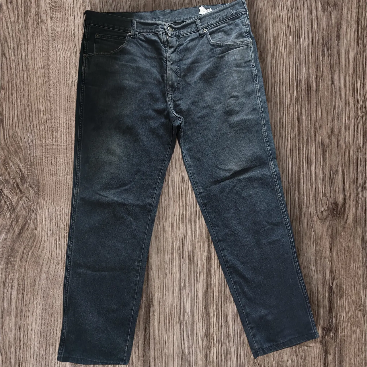Jeans Wrangler Montana de corte recto, ideales para un look casual y cómodo. Perfectos para el día a día. Talle 38. ver etiqueta.