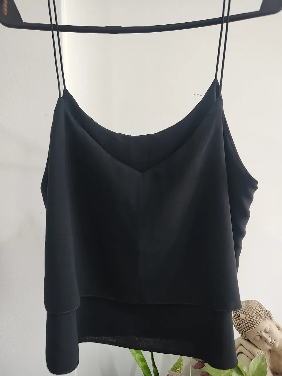 Top negro de tiras finas, con doble capa y escote en V. Ideal para un look canchero y fresco.