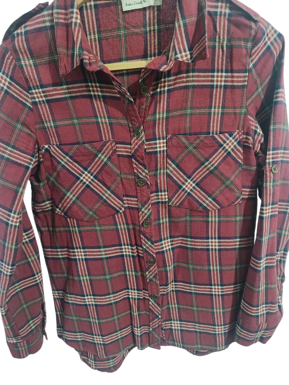 ❤️ Camisa leñadora Sans Doute – Talle M (38)
Un clásico que nunca falla 🍁
Camisa cuadrillé en tonos bordó con detalles en verde, azul y beige. Súper combinable y perfecta para la temporada.
✨ Dos bolsillos delanteros con solapa
✨ Botones al frente
✨ Manga larga con opción de arremangar
✨ Tela tipo franela, suave y abrigada
✨ Calce regular