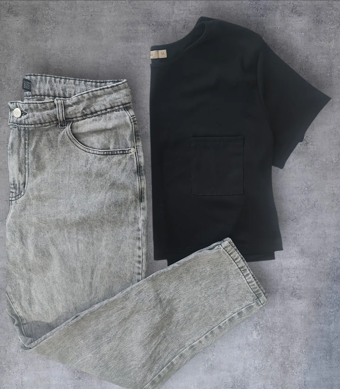 Jeans tiro alto grises, con lavado desgastado. Talle 44.
Un clásico que no puede faltar en tu guardarropa, súper cómodos y versátiles para armar looks cancheros.