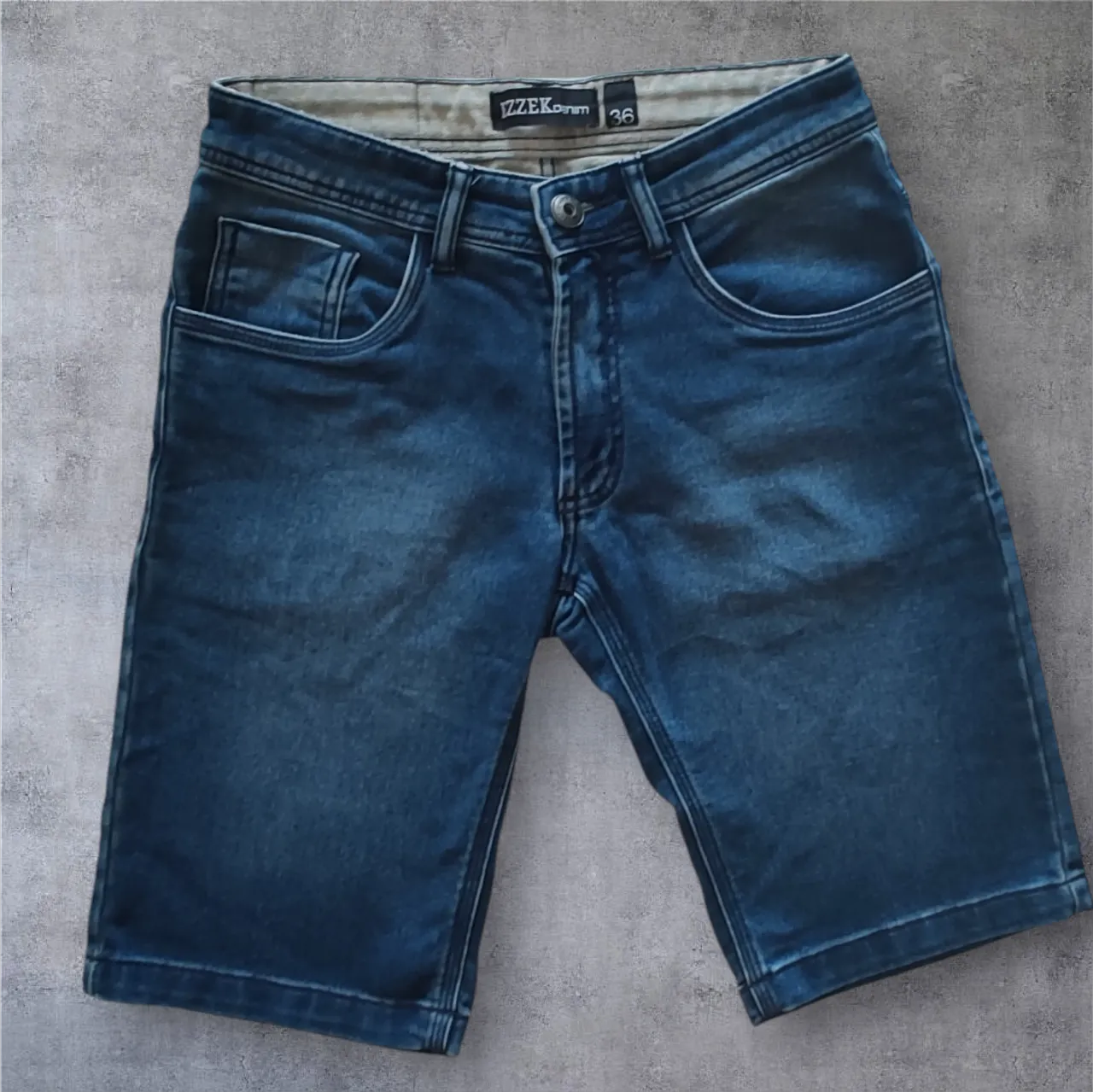 Shorts de jean tiro alto, con lavado desgastado y detalles de costura. Perfectos para un look casual y moderno. Elastizado

