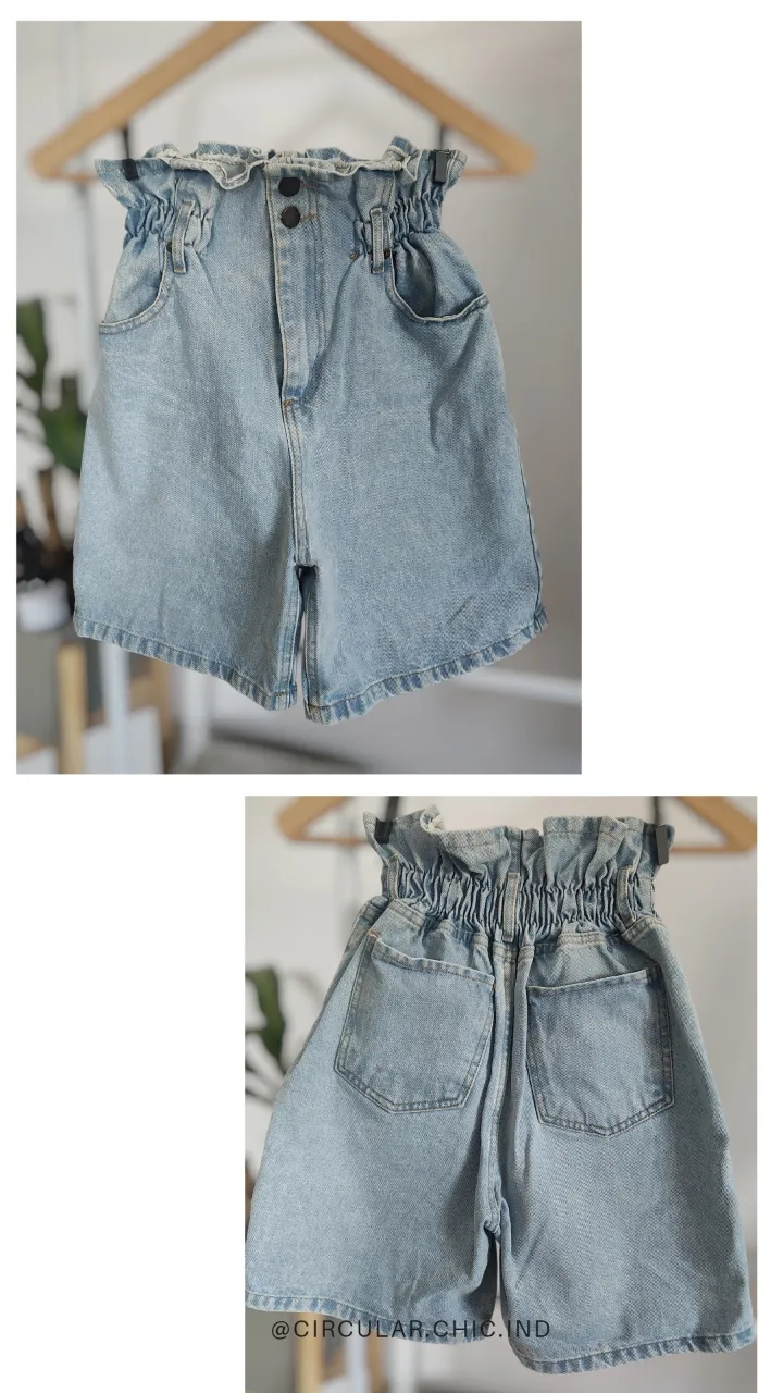 Shorts de jean tiro alto con cintura elastizada y detalle fruncido. Lavado celeste claro y corte moderno. Talle 38