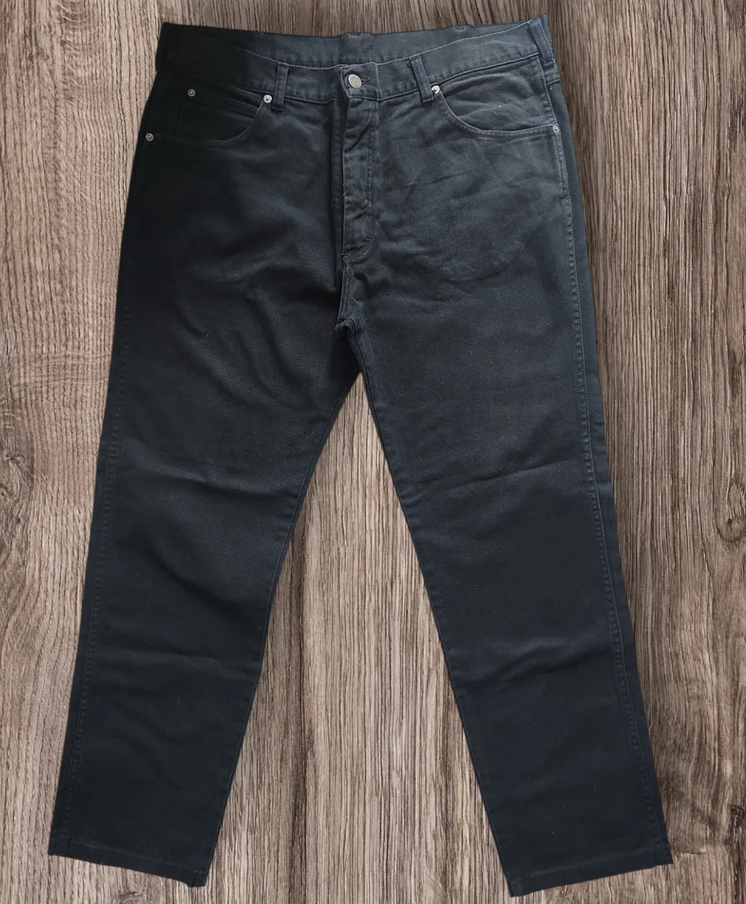 Jeans Wrangler , modelo Montana, negros de corte recto, tiro medio, con cinco bolsillos. Un clásico versátil para cualquier ocasión. talle 38. ver etiqueta.