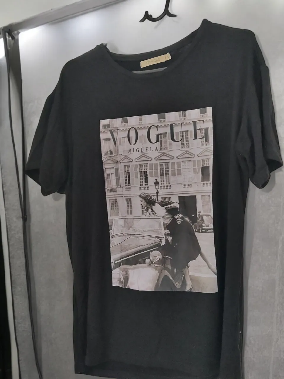 Remera negra con estampa "Vogue" estilo vintage.  Ideal para un look casual y canchero. Talle "S", equivale a un M/L. tiene expandex.
