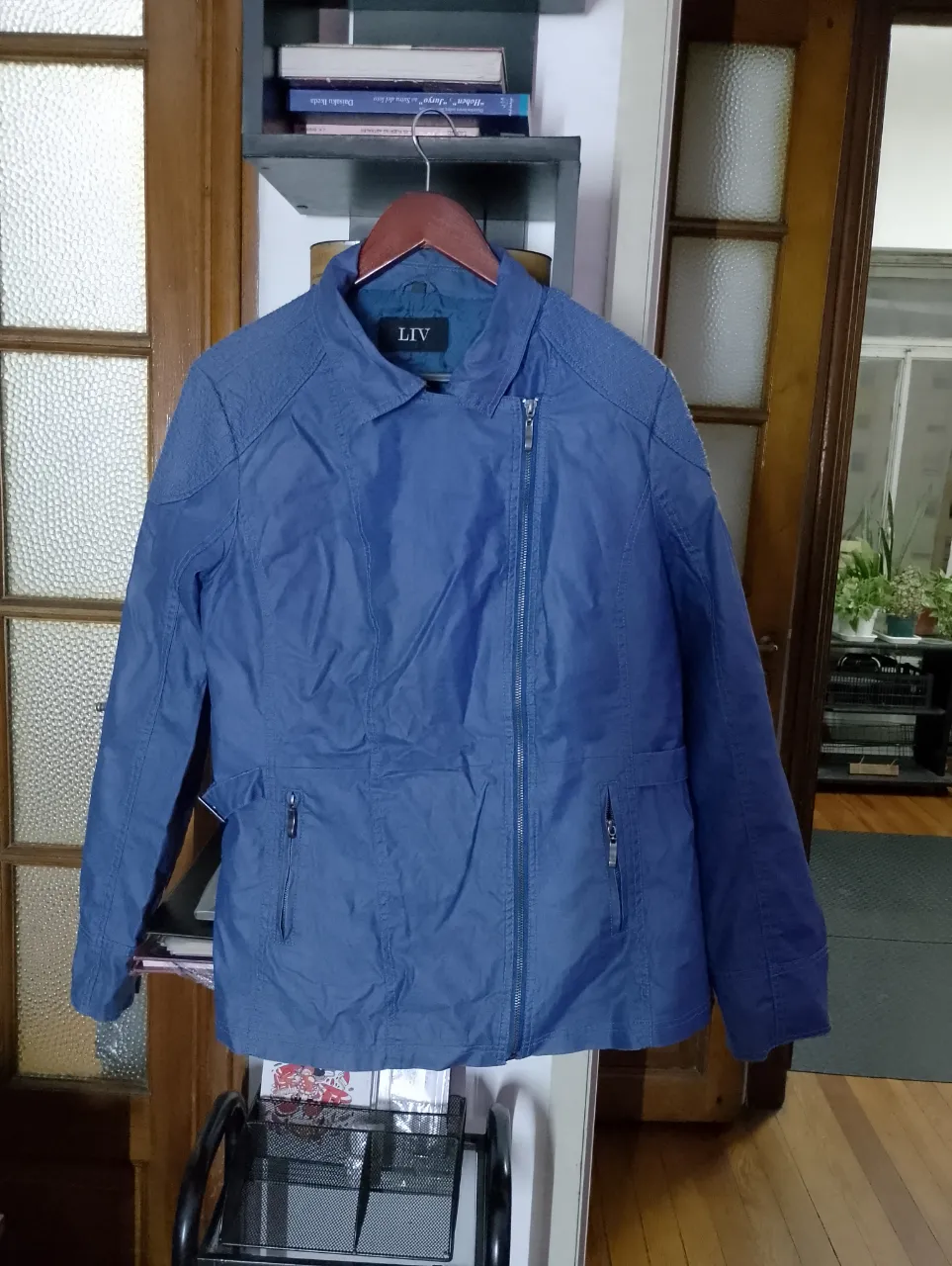 Campera azul de diseño moderno, ideal para un look casual y canchero. Cuenta con cierre al frente y bolsillos con cierre, detalles que le dan un toque urbano.